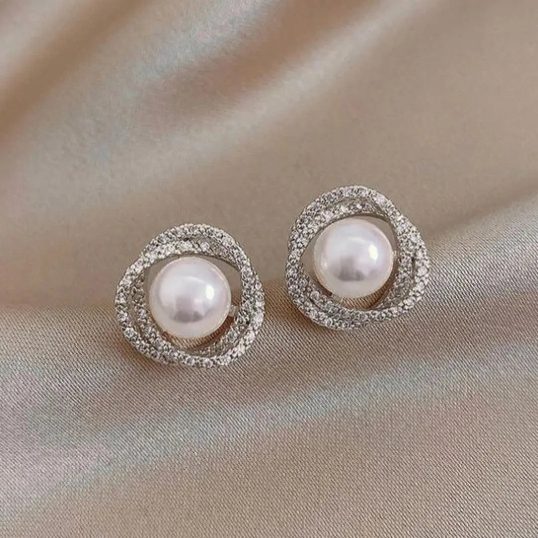Pendientes espirales brillantes con elegantes perlas
