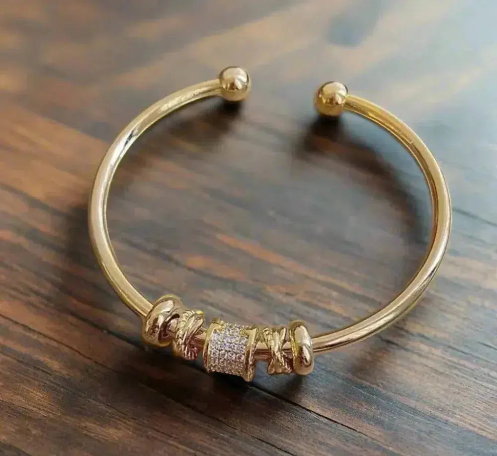 Pulsera ajustable con charms dorados
