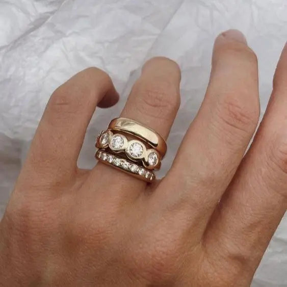 Conjunto de anillos de oro brillante forjados