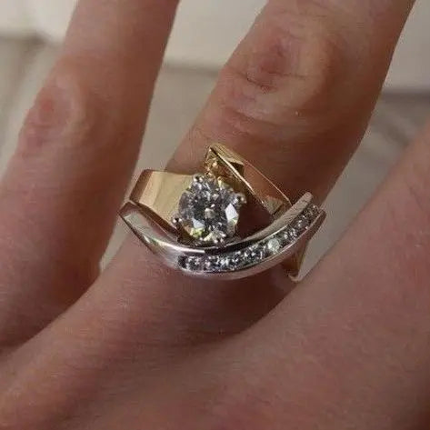 Anillo Vintage Irregular de Zirconia Dorada y Plateada