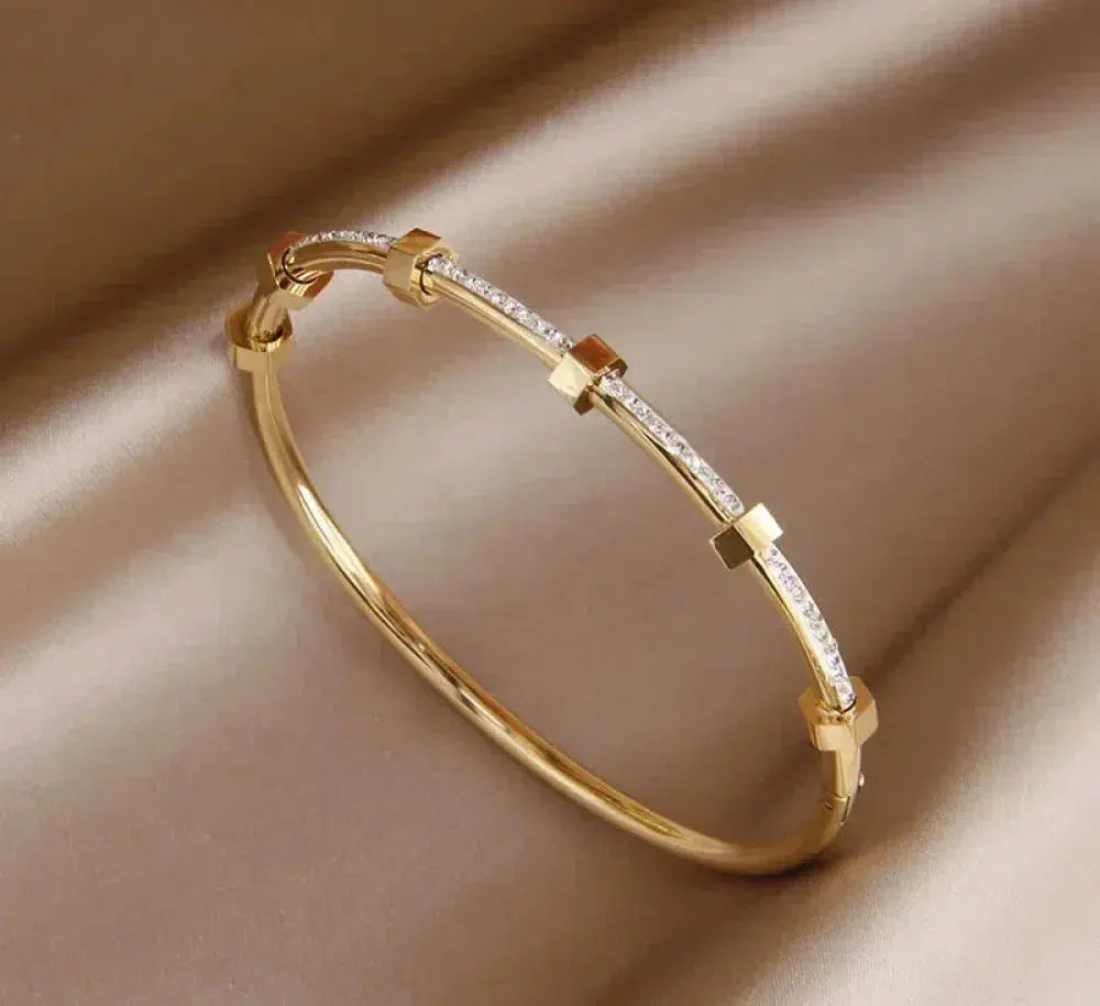 Brazalete elegante y brillante dorado