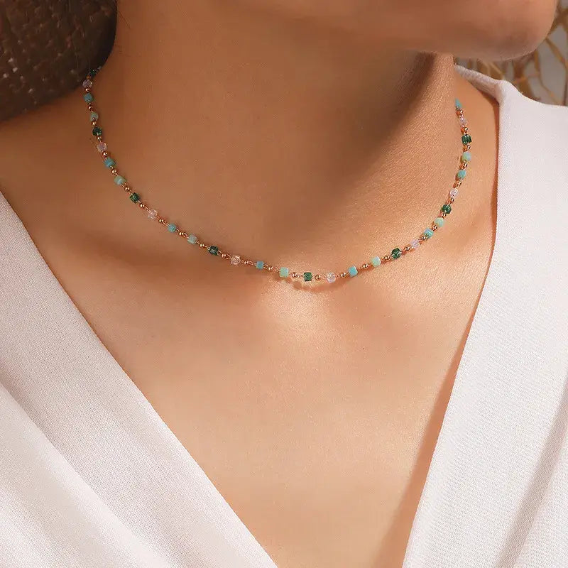 Collar de piedras de colores con baño de oro