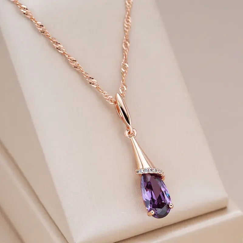 Collar elegante hecho de gotas de cristal malva