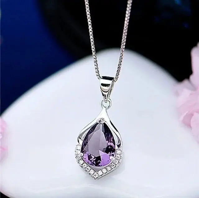 Collar elegante con cristal púrpura