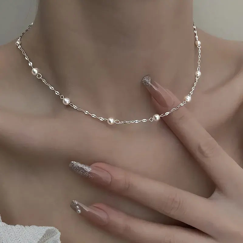 Collar elegante hecho de perlas brillantes