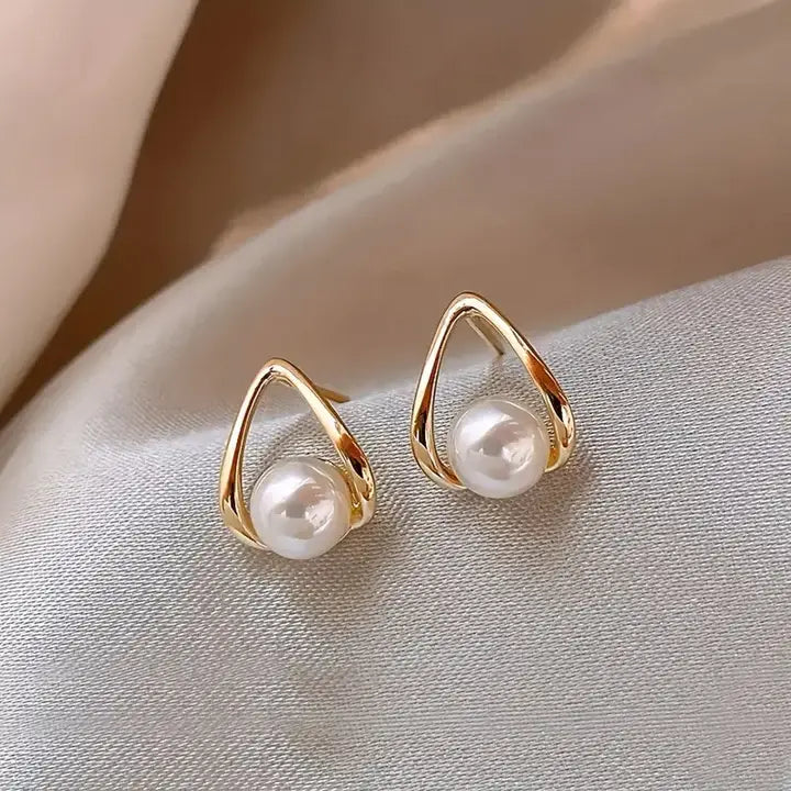 Pendientes Huecos Triangulares con Perlas Elegantes