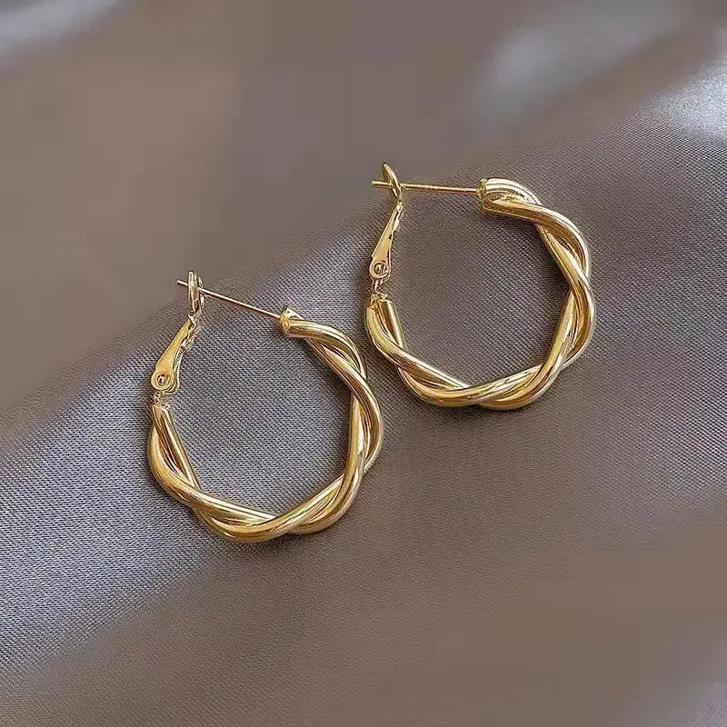 Pendientes elegantes de oro con nudos