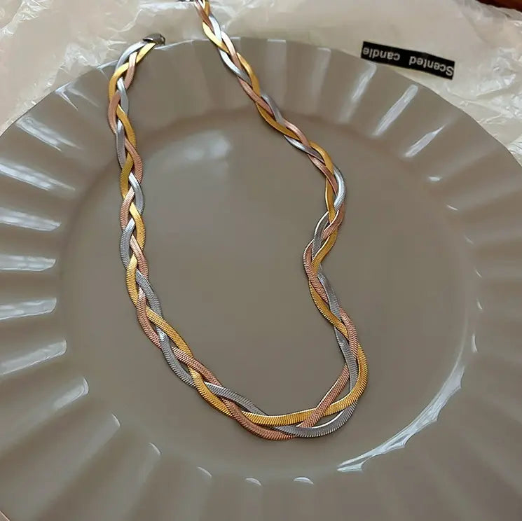 Collar elegante hecho de oro y plata