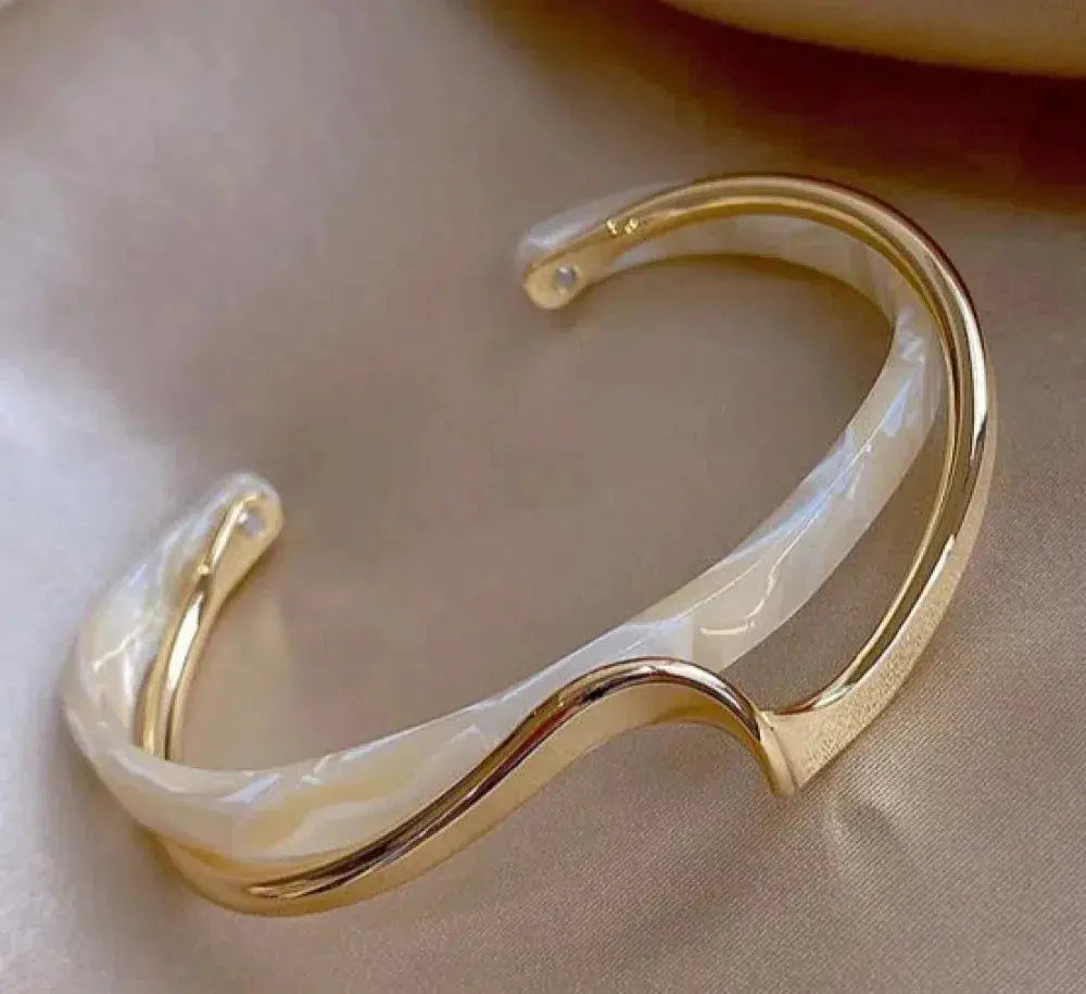 Pulsera Elegante de Ópalo Blanco y Oro