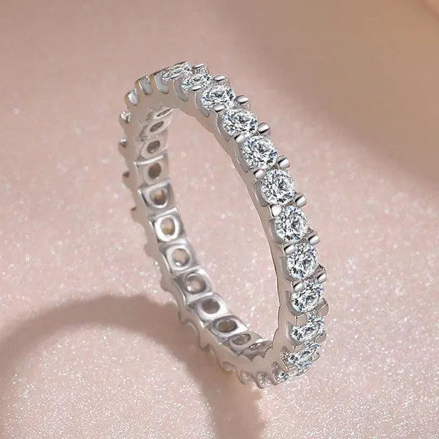 Anillo de Plata con Incrustación de Circonita