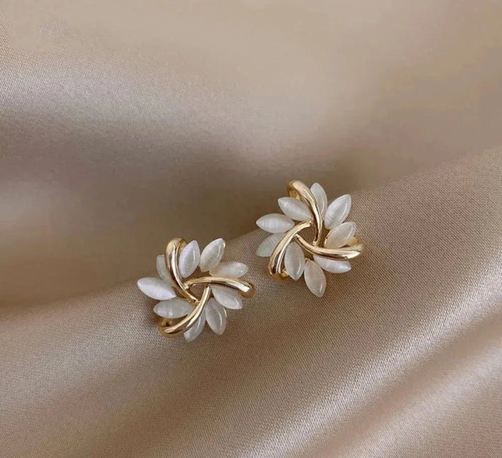 Pendientes de aro de pétalos de ópalo elegantes y exquisitos en oro