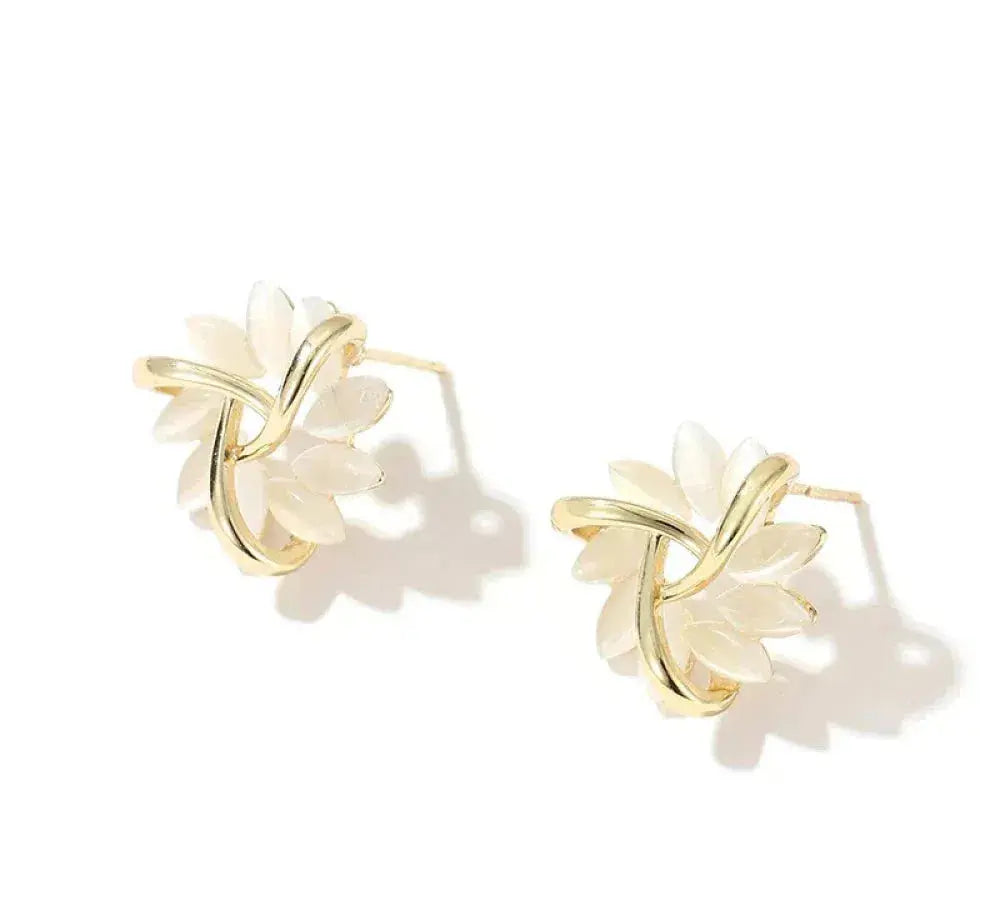 Pendientes de aro de pétalos de ópalo elegantes y exquisitos en oro