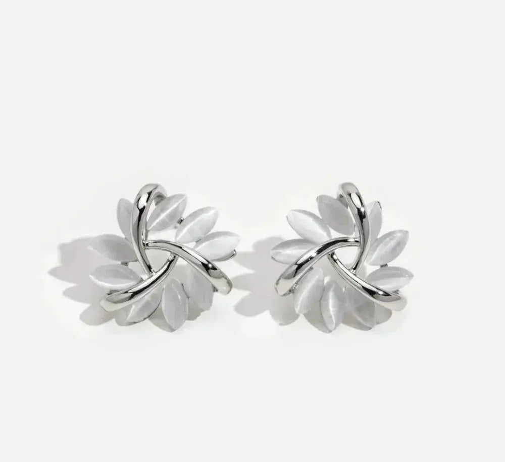 Pendientes de aro de pétalos de ópalo elegantes y exquisitos en oro