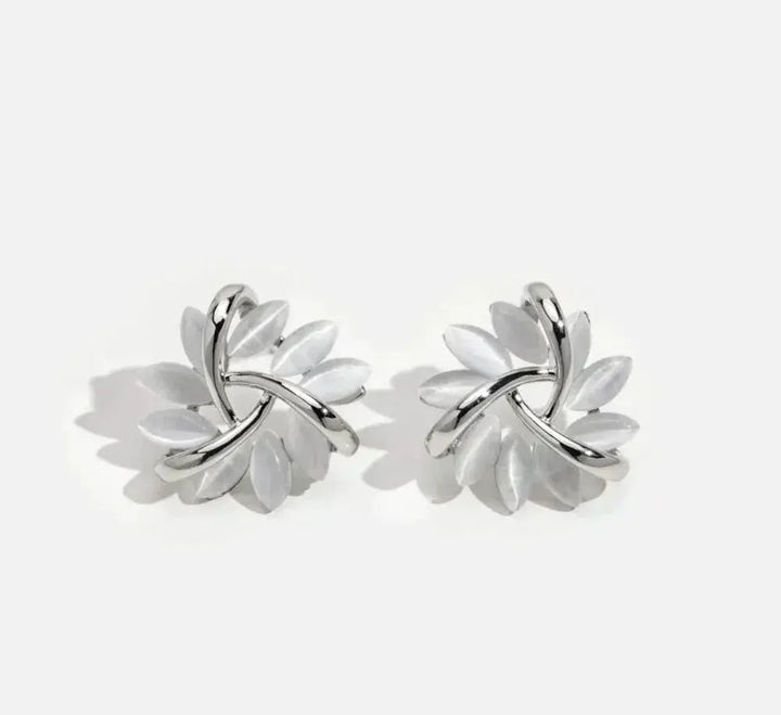 Pendientes de aro de pétalos de ópalo elegantes y exquisitos en oro