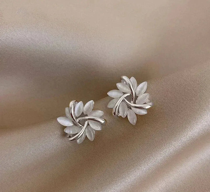 Pendientes de aro de pétalos de ópalo elegantes y exquisitos en oro