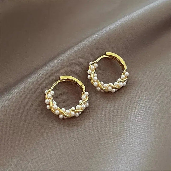 Pendientes redondos elegantes de perlas con incrustaciones