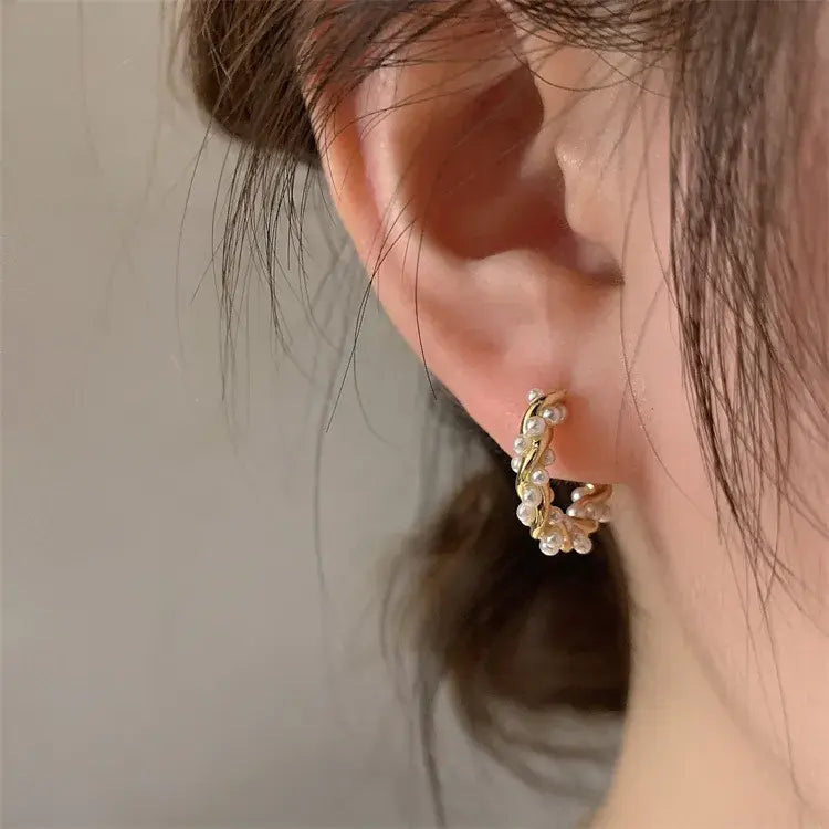 Pendientes redondos elegantes de perlas con incrustaciones