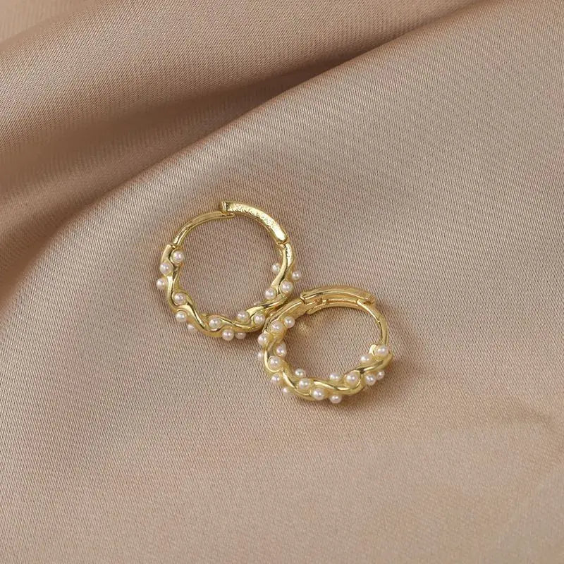 Pendientes redondos elegantes de perlas con incrustaciones