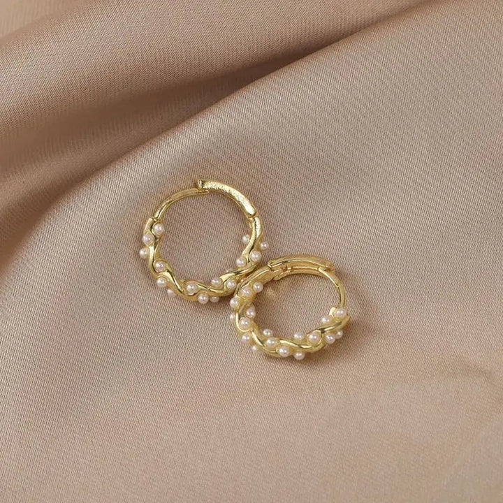 Pendientes redondos elegantes de perlas con incrustaciones