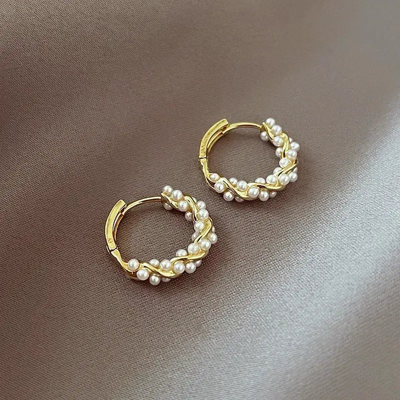 Pendientes redondos elegantes de perlas con incrustaciones