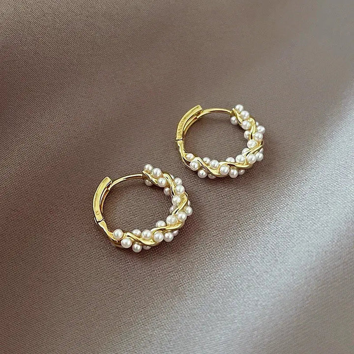 Pendientes redondos elegantes de perlas con incrustaciones
