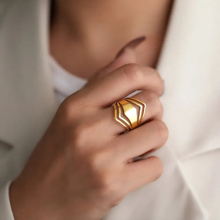 Anillo de Declaración Elegante en Oro