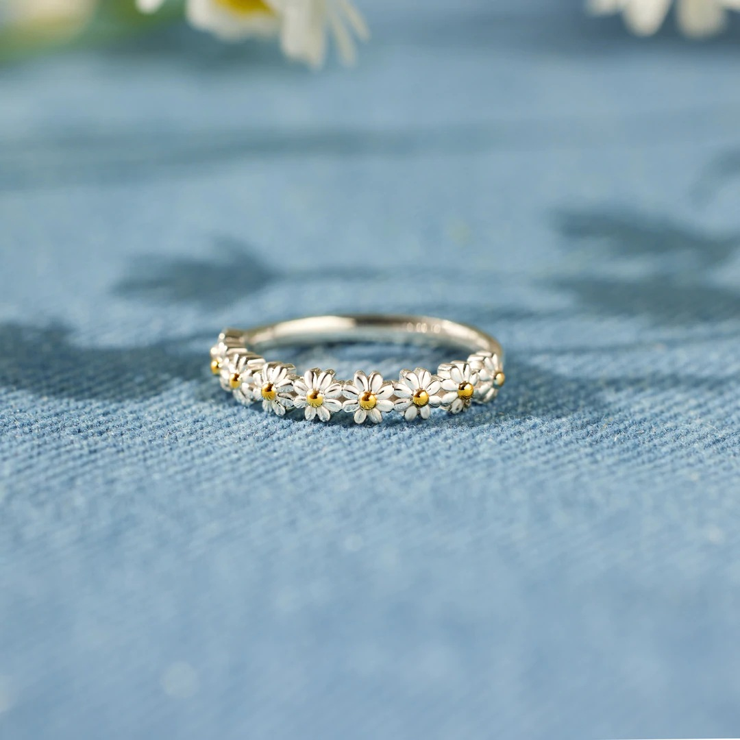 Anillo de Plata y Esmalte Pintado a Mano con Margarita